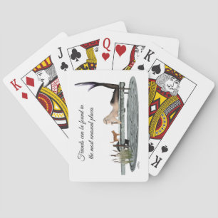 Zeemeermin aan boord van dok die kaarten speelt