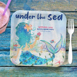 Zeemeermin cocktail onder het Zee strand vrijgezel Papieren Bordje<br><div class="desc">Mermaid thema bachelorette party paper borden hebben een zeemeermin onder het zee,  loungen in de oceaan met een tropische cocktail,  omringd door een koraalrif,  vissen en zeesterren. Perfect voor strand-,  nautische en kustthemafeesten. Kunst door KL Stock</div>