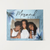 Zeemeermin Crew Ijsblauw | Gedempte Glam Vrienden  Wandkleed (Voorkant (horizontaal))
