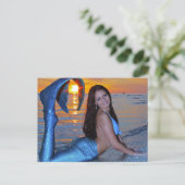 Zeemeermin die zich op het strand op het Briefkaar Briefkaart (Staand voorkant)