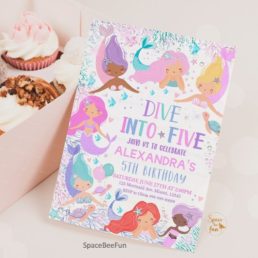 Zeemeermin duik in verjaardagsfeestuitnodiging ond kaart