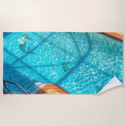 Zeemeermin in een zwembad strandlaken (Voorkant)