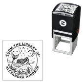 Zeemeermin Liggend op Rotsen, Maan Bibliotheek Boe Zelfinktende Stempel (In situ)