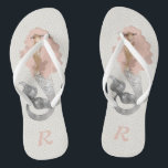 Zeemeermin met roze lucht en monogram teenslippers<br><div class="desc">Roep alle zeemeerminnen! Dit vrouwelijke ontwerp is voorzien van een mooie zeemeermin met een lang golvende roze haar die over een overeenkomend neutraal,  abstract stip patroon zweeft. Pas uw monogram aan voor een geweldige paar gepersonaliseerde teenslippers. Dit zijn geweldige bruidsschatten voor stranden of bestemmingsbruiloften.</div>