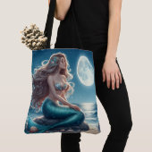 Zeemeermin op het strand 's nachts tote bag (Dichtbij)