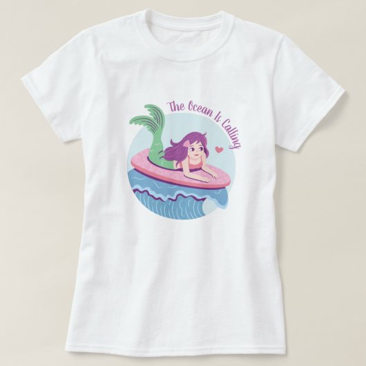 Zeemeermin op roze surfplank De Oceaan komt eraan T-shirt (Design voorkant)