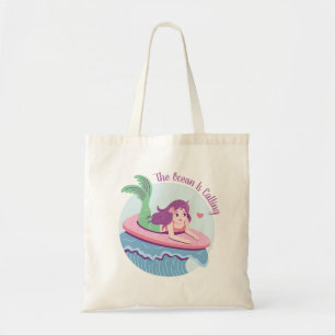 Zeemeermin op roze surfplank De oceaan roept Tote Bag