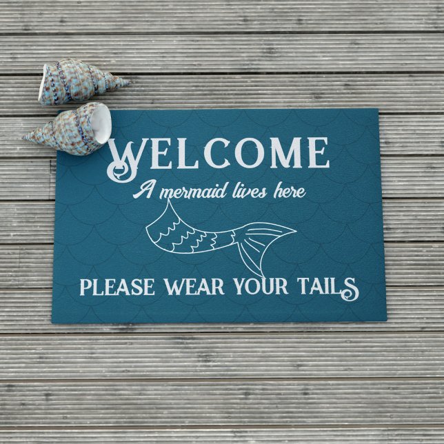 Zeemeermin woont hier Grappige Blauwgroen deurmat (Welcome! You must wear your tails when you visit. A fun mermaid themed doormat just for you)