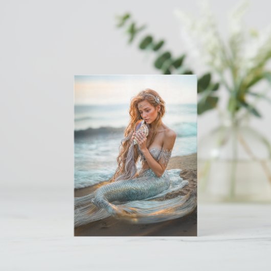 Zeemeermin Zittend op Ocean Beach met shell Feestdagenkaart (Staand voorkant)