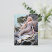 Zeemeermin zittend op rotsen door de oceaan feestdagenkaart (Staand voorkant)