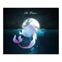 Zeemeermin zwemt in vrede onder de volle maan