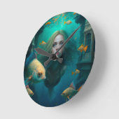 Zeemeermin zwemt met een schattige klok van vis (Hoek)