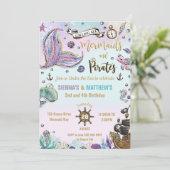 Zeemeerminnen en piraten tweeling verjaardag onder kaart (Staand voorkant)