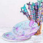 Zeemeermin's Tails Bright Mermaid Birthday Party Papieren Bordje<br><div class="desc">Mermaid Birthday Party borden met magische zeemeerminnen en decoratieve typografie. De formulering van de sjabloon is volledig leesbaar en luidt momenteel "Happy Birthday [Name]". Dit heldere, levendige ontwerp is voorzien van zeemleder en zeepbellen in de waterverf tinten van paars roze groen en turkooisblauw. Eenvoudig aan te passen voor elke leeftijd...</div>