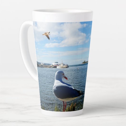 Zeemeeuw, boten en de oceaan, latte mok (Linkerhoek)