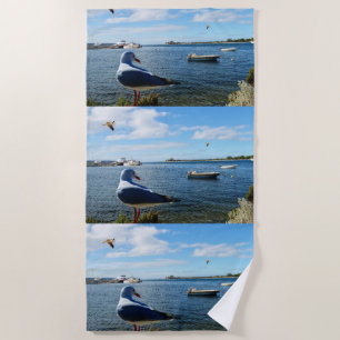 Zeemeeuw en boten op de oceaan, strandlaken