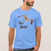 Zeemeeuw in Flight Free Spirit Kustfotografie T-shirt (Voorkant)