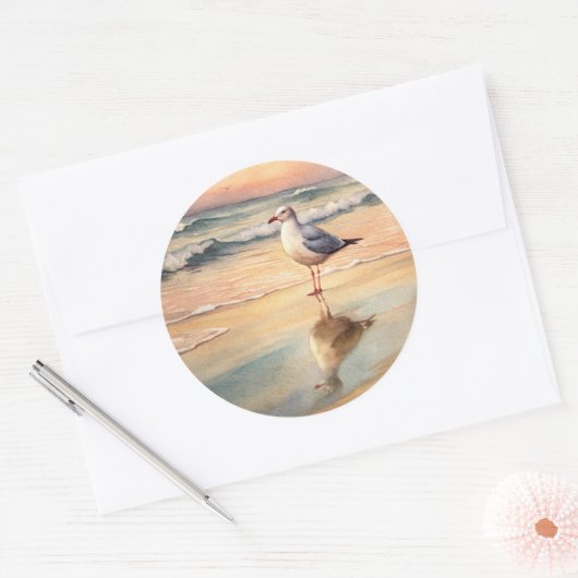 Zeemeeuw op een strand ronde sticker (Envelop)