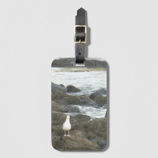 Zeemeeuw op rotsen bagagelabel (Voorkant (verticaal))