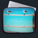 Zeemeeuw strand vogels turquoise oceaan foto kust laptop sleeve<br><div class="desc">Er zijn overal goede vibes wanneer je deze speelse fotografie neopreen laptop mouw van gelukkige, witte en grijze meeuwen ontspannen op een touw hek ingesteld tegen de turquoise oceaan. Deze laptophoes is verkrijgbaar in drie formaten: 15, 13 en 10 inch. Maakt een geweldig cadeau voor iemand speciaal! U kunt deze...</div>