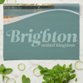 Zeemeeuw vliegen op Brighton Pier Kitchen theedoek (Gevouwen)