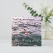 ZEEMEEUW VLIEGT OVER DE GOLVEN BRUILOFT OP HET STR AANKONDIGING (Staand voorkant)