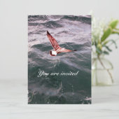 ZEEMEEUW VLIEGT OVER DE GOLVEN BRUILOFT OP HET STR KAART (Staand voorkant)