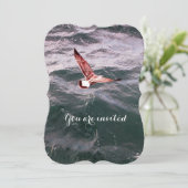 ZEEMEEUW VLIEGT OVER DE GOLVEN STRAND BRUILOFT KAART (Staand voorkant)