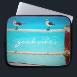 Zeemeeuw Vogels Turquoise Oceaan Foto Goede Vibes Laptop Sleeve<br><div class="desc">Er zijn overal goede vibes wanneer je deze speelse fotografie neopreen laptop mouw van gelukkige, witte en grijze meeuwen ontspannen op een touw hek ingesteld tegen de turquoise oceaan. Dit sleeve wordt geleverd in drie maten: 15", 13" en 10". Maakt een geweldig cadeau voor iemand speciaal! U kunt deze neopreen...</div>