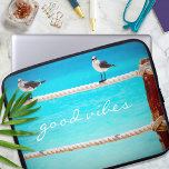 Zeemeeuw Vogels Turquoise Oceaan Foto Goede Vibes Laptop Sleeve<br><div class="desc">Er zijn overal goede vibes wanneer je deze speelse fotografie neopreen laptop mouw van gelukkige, witte en grijze meeuwen ontspannen op een touw hek ingesteld tegen de turquoise oceaan. Dit sleeve wordt geleverd in drie maten: 15", 13" en 10". Maakt een geweldig cadeau voor iemand speciaal! U kunt deze neopreen...</div>