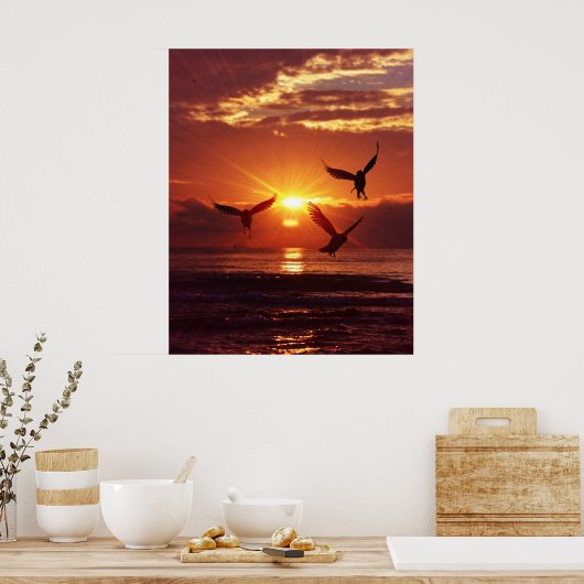 Zeemeeuwen die onder een gouden zonsondergang vlie poster (Keuken)