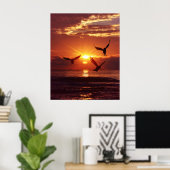 Zeemeeuwen die onder een gouden zonsondergang vlie poster (Thuiskantoor)