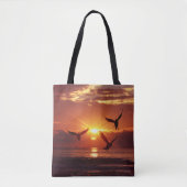 Zeemeeuwen die onder een gouden zonsondergang vlie tote bag (Voorkant)