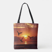 Zeemeeuwen die onder een gouden zonsondergang vlie tote bag (Achterkant)