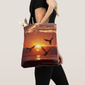 Zeemeeuwen die onder een gouden zonsondergang vlie tote bag (Dichtbij)