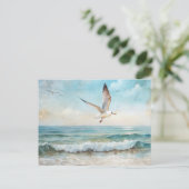 Zeemeeuwen die op een strand vliegen briefkaart (Staand voorkant)