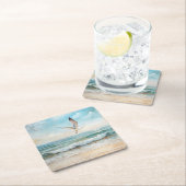 Zeemeeuwen die op een strand vliegen kartonnen onderzetters (Insitu)