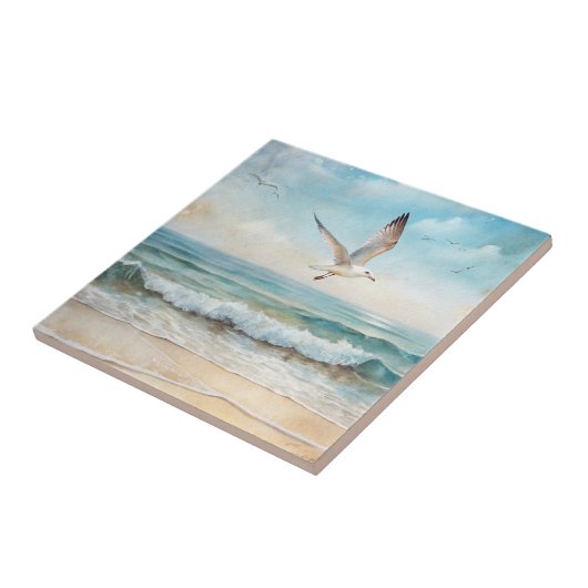 Zeemeeuwen die op een strand vliegen tegeltje (Zijkant)