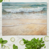 Zeemeeuwen die op een strand vliegen theedoek (Gevouwen)