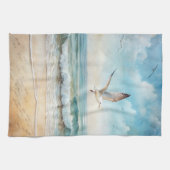 Zeemeeuwen die op een strand vliegen theedoek (Horizontaal)