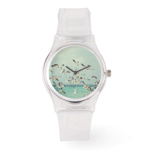 Zeemeeuwen die over de oceaan vliegen horloge