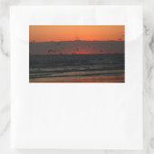 Zeemeeuwen die over de oceaan vliegen Sunrise Foto Rechthoekige Sticker (Tas)