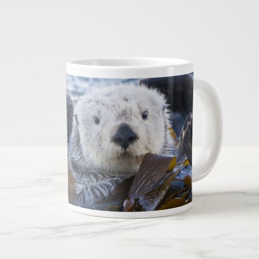 Zeeotter gewikkeld in kelp grote koffiekop (Voorkant rechts)