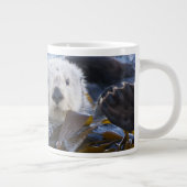 Zeeotter gewikkeld in kelp grote koffiekop (Rechts)