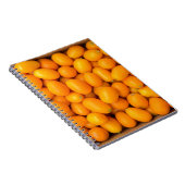 Zeep van oranje kumquat in kartonnen doos notitieboek (Rechterzijde)
