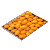 Zeep van oranje kumquat in kartonnen doos notitieboek (Linkerzijde)