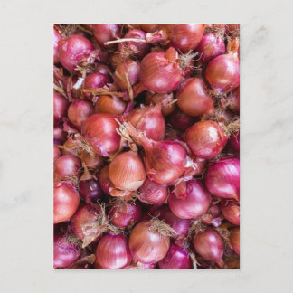 Zeep van rode uien op de markt briefkaart