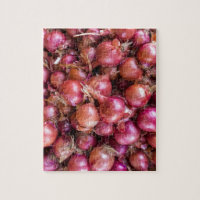 Zeep van rode uien op de markt