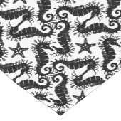 Zeepaard en zeefvis - zwart en wit korte tafelloper (Hoek)