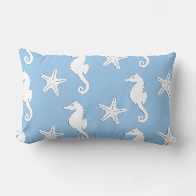 Zeepaard en zeester - wit op bleek blauw kussen (Voorkant)